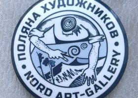 100 руб значок (3)