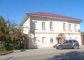 Дом_горных_начальников_и_управляющих_Богословских_заводов_Советская_улица,_13,_Карпинск,_Свердловская_область