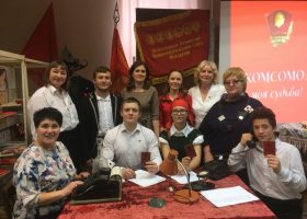Комсомольское собрание. Александр во 2 ряду, второй слева